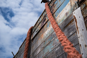 Seile an einem Wrack vor blauem Himmel