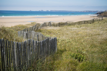 romantischer Strandzaun am sommerlichen Sandstrand an der Küste