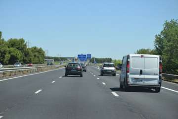 Fototapeta na wymiar Véhicule utilitaire circulant sur l'autoroute.