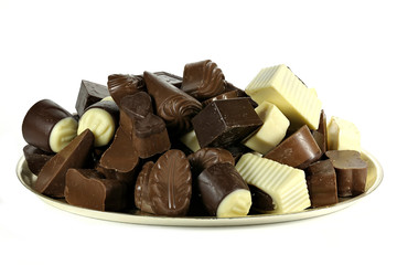 Tablett mit handgefertigten belgischen Schokoladenpralinen isoliert auf weißem Hintergrund