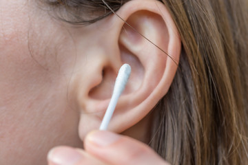 Wattestäbchen sind nicht geeignet für das Reinigen des Ohres