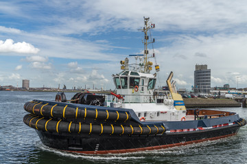 Schlepper bei der Ausfahrt vor blauem Himmel