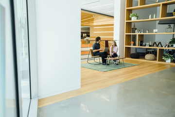 Obraz premium Diverse group of coworkers meeting in modern office space