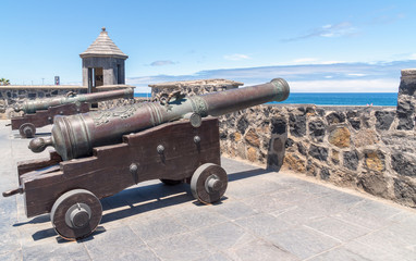 Fototapeta na wymiar Antike Kanone auf einer Festung am Meer