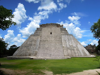 Fototapeta na wymiar Uxmal mayan temple