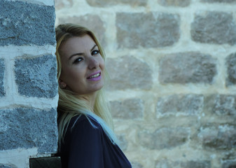 Sarı saçlarından sen suçlusun. © mustafa