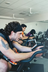 Obraz premium People cycling in a spin class at a gym