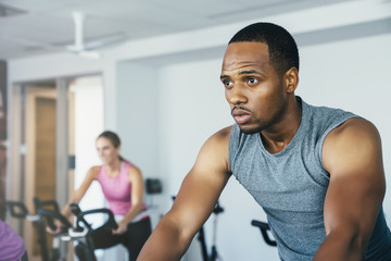 Obraz premium People cycling in a spin class at a gym
