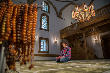 Obraz na płótnie Canvas Muslim praying in a mosque