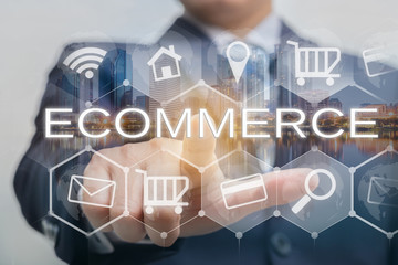 Obraz premium Businessman are pushing on touch screen technology and ecommerce comcept.