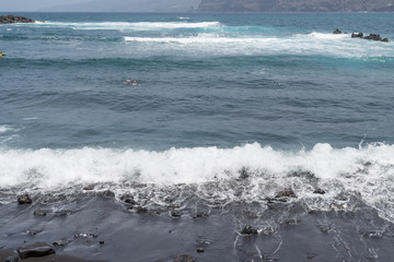 Fototapeta premium Schwarzer Strand mit Lava Sand