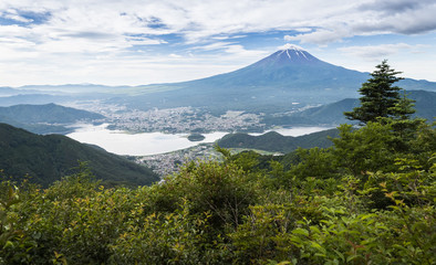 Fototapeta premium Halny Fuji i Kawaguchiko jezioro w sezonie letnim