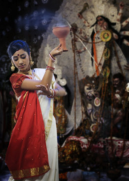 Bengali woman doing a Dhunuchi dance 