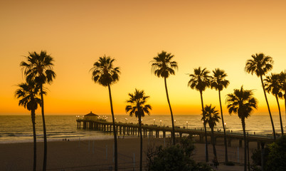 Naklejka premium Manhattan Beach Pier o zachodzie słońca, Los Angeles, Kalifornia