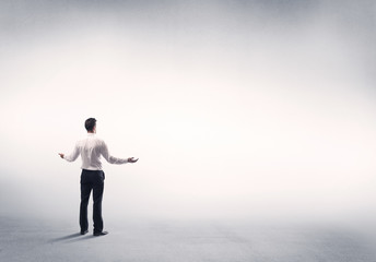 Obraz premium Sales person with empty white background