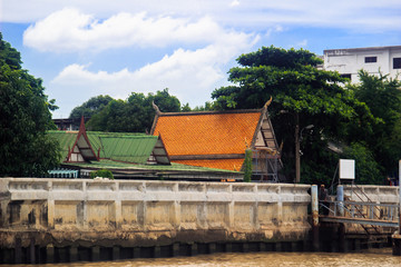 Fototapeta na wymiar タイ　バンコク　チャオプラヤ川　からの景色　寺　ワット