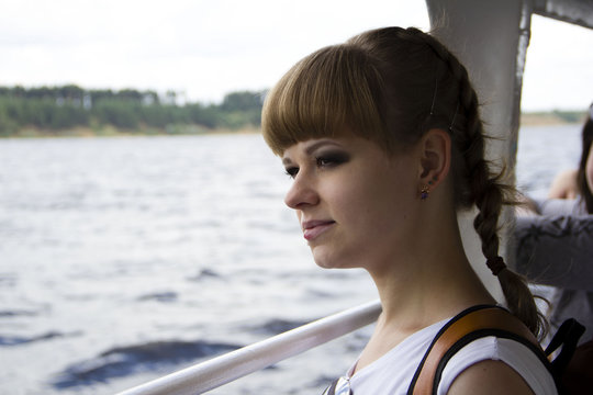портрет девушки на прогулочном теплоходе