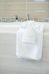 Obraz na płótnie Canvas Closeup bathtub with white towels in modern style bathroom