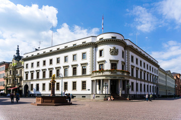 Fototapeta na wymiar Hessischer Landtag in Wiesbaden Marktbrunnen blau Himmel