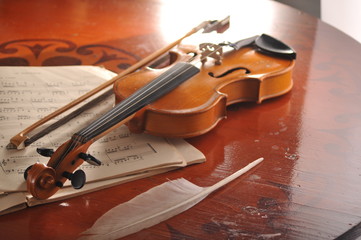 Fototapeta na wymiar Violin and notes on the table