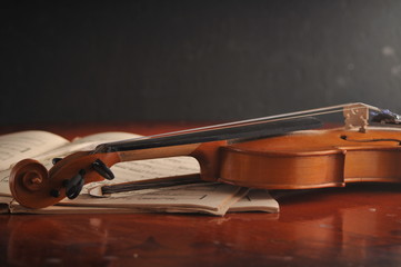 Obraz na płótnie Canvas Violin and notes on the table