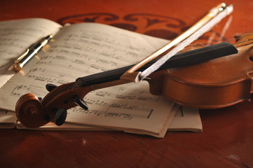 Obraz na płótnie Canvas Violin and notes on the table