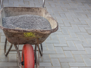 Wegebau Schubkarre mit Kies