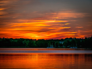 Romantyczny zachód słońca nad jeziorem