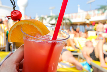 Cocktail auf einem Kreuzfahrtschiff.