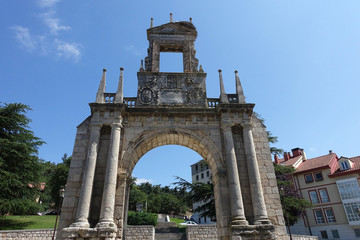 Fototapeta na wymiar Arc de Fernan Gonzalez à Burgos