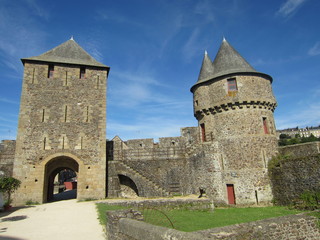 Fototapeta na wymiar Château Fougères Bretagne Forteresse
