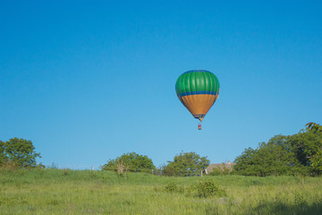 Naklejka premium Flying a balloon at sunset above the village bridge canyon