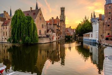 Brugge (Brugge) stadsgezicht met waterkanaal bij zonsondergang