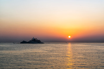 Fototapeta na wymiar The rising sun over the horizon at the sea