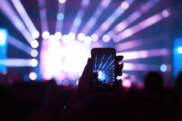 Fototapeta na wymiar Filmen mit Smartphone bei einem Konzert