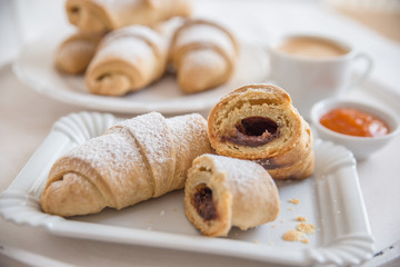 Croissant gefüllt mit Schokolade