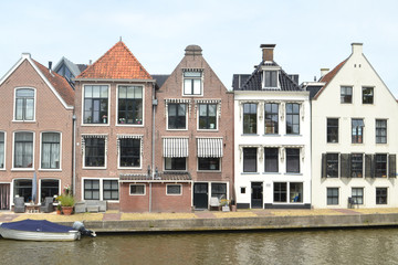 Fototapeta na wymiar rijtje huizen met gevels in Dokkum aan de Dokkumer Ee in Friesland