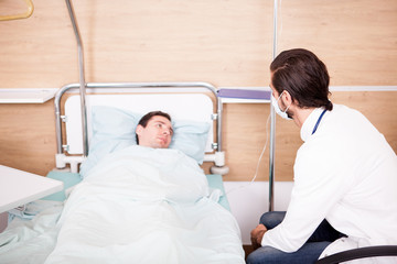 Obraz premium Doctor with patient in recovery room. Modern medicine and healthcare