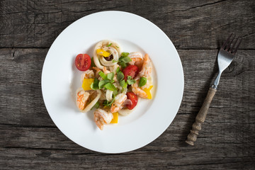 Salat aus Tintenfisch, Garnelen , Paprika und Tomaten