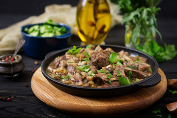 Stroganoff chicken liver with mushrooms and cream