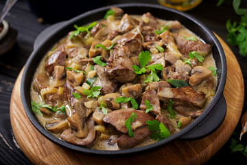 Stroganoff chicken liver with mushrooms and cream