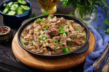 Stroganoff chicken liver with mushrooms and cream