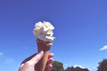 Eiscreme im H&ouml;rnchen f&uuml;r unterwegs zum essen