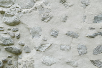 Verputze helle Natursteinmauer