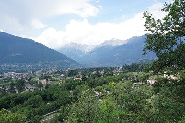Fototapeta na wymiar Berg- und Gartenlandschaft in Südtirol / Meran