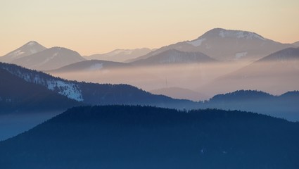 Dämerung in Winterlandschaft / Niederösterreich / Alpenvorland