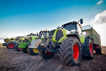 Fotobehang Maisernte, abgestellte Traktoren und Ladewagen nebeneinander © Countrypixel