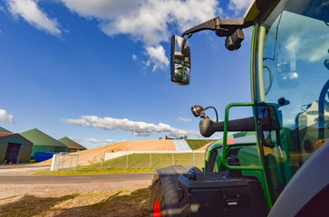 Maisernte für Biogas, Traktor mit Maishaufen im Hintergrund, Bildausschnitt