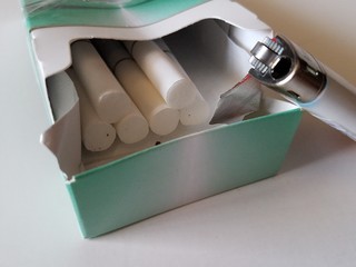 Box of menthol cigarettes and a lighter © Alicia