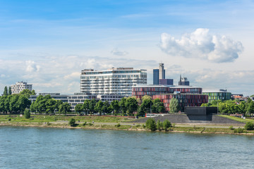 Fototapeta na wymiar Köln-am Gustav-Heinemann-Ufer